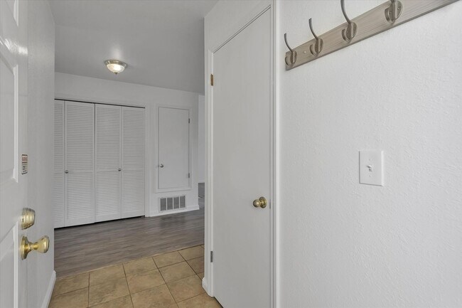 Foto del edificio - Upstairs Condo with Garage