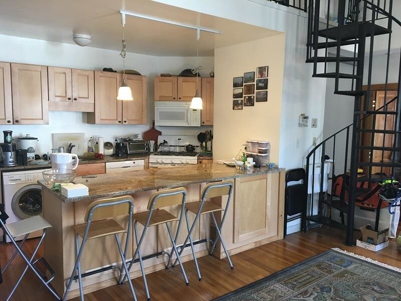 Primary Photo - 238 Columbia St
