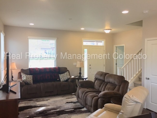 Building Photo - Beautiful 2 Bed, 2.5 Bath in Pioneer Hills