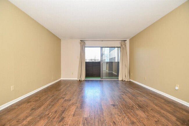 Building Photo - 3055 Walnut Bend Ln