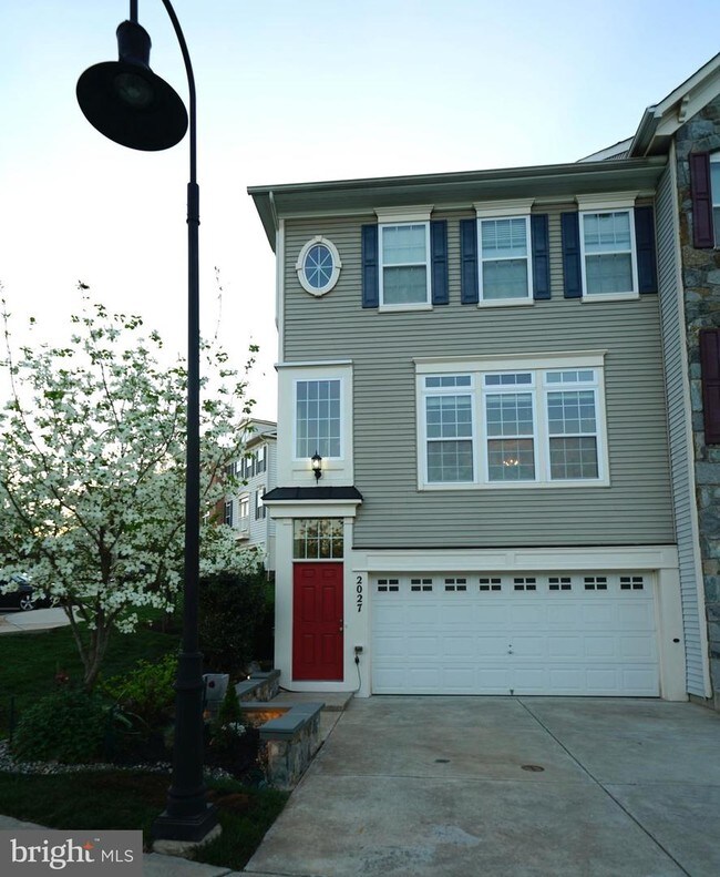 Building Photo - 2027 Deertree Ln