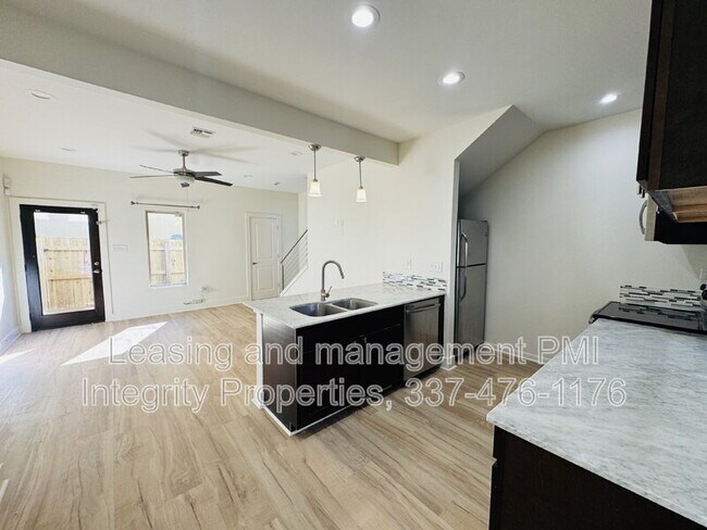 Building Photo - 113 Bayou St