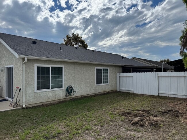 Building Photo - One story home in Camarillo's Mission Oaks...
