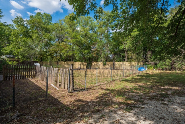 Building Photo - 1320 Peach Ave