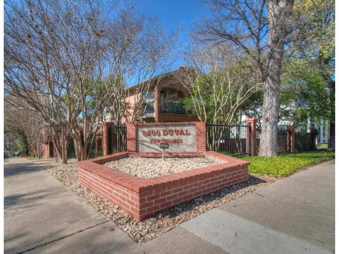 Primary Photo - 3200 Duval St