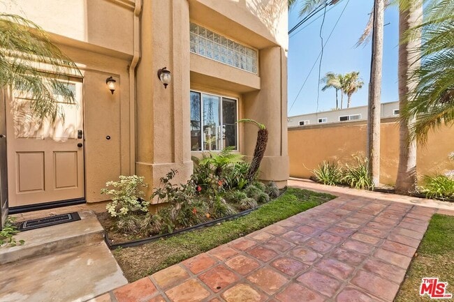 Building Photo - 1630 E Palm Ave