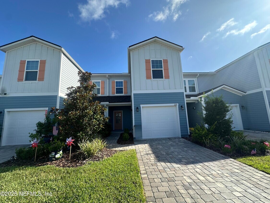 Foto principal - 215 Pine Bluff Dr