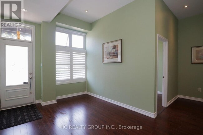 Photo du bâtiment - 2725-2725 Bur Oak Ave