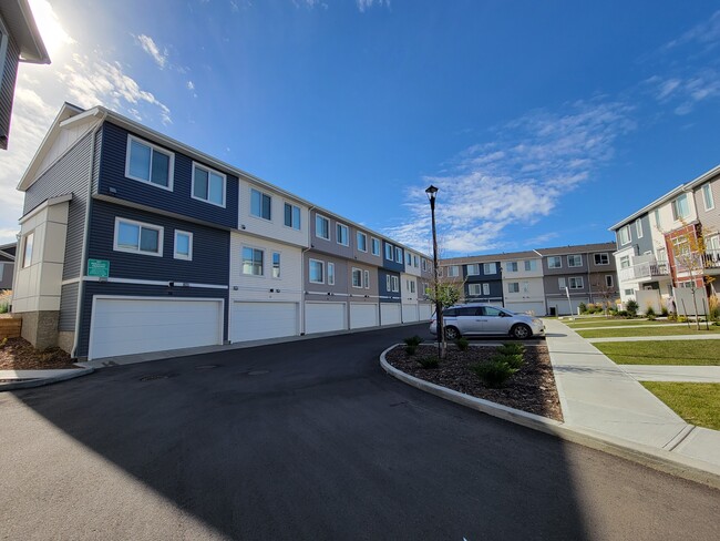 Building Photo - 787-787 Lewis Greens Dr NW