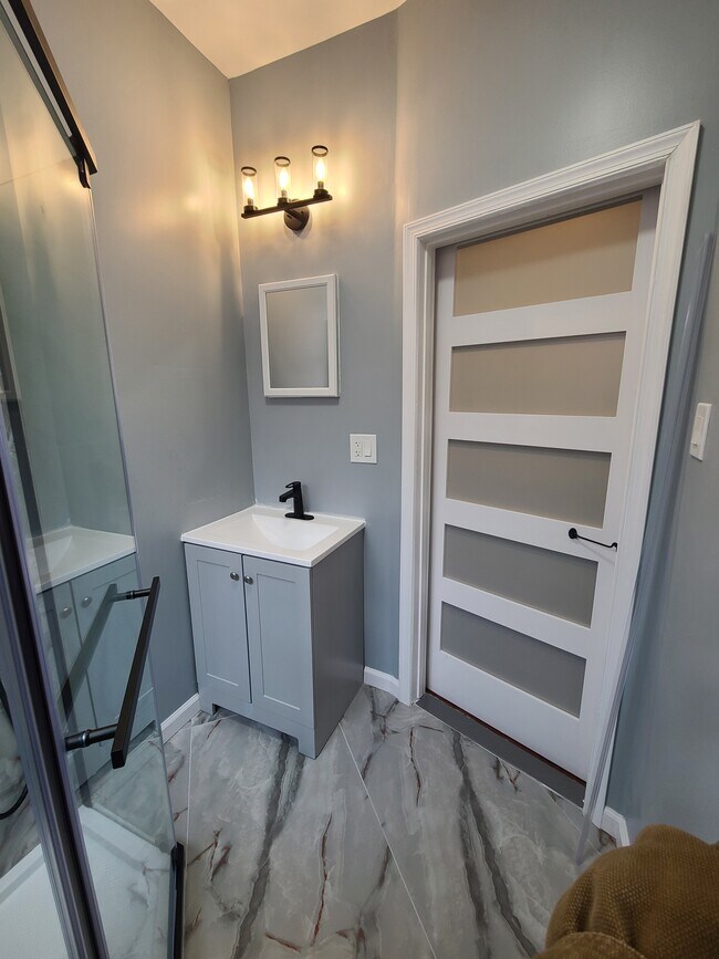 Baño completo - 2319 S Carlisle St