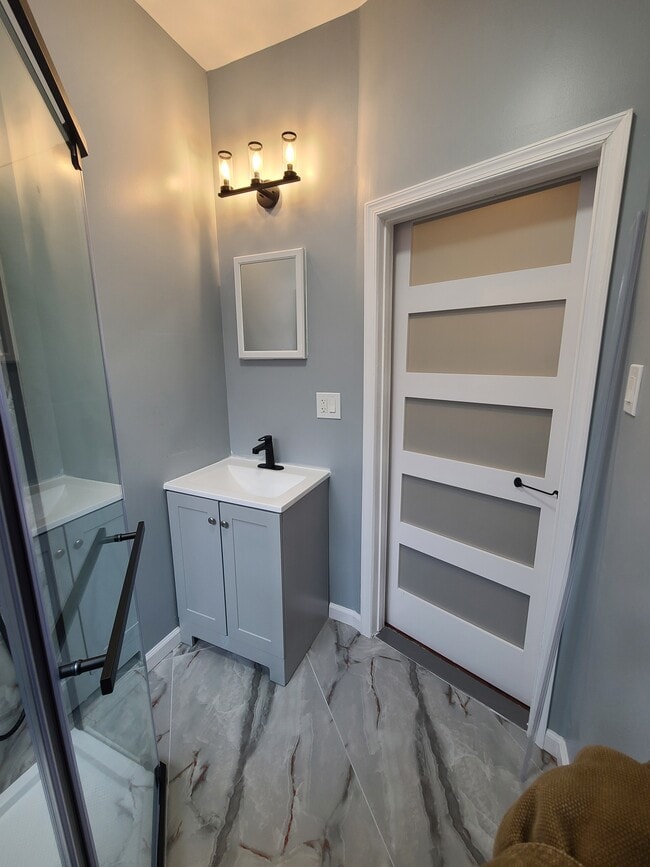 Full Bathroom - 2319 S Carlisle St