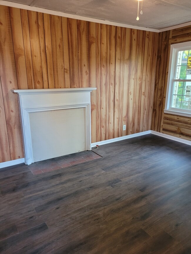 Living Room - 129 E Walnut St