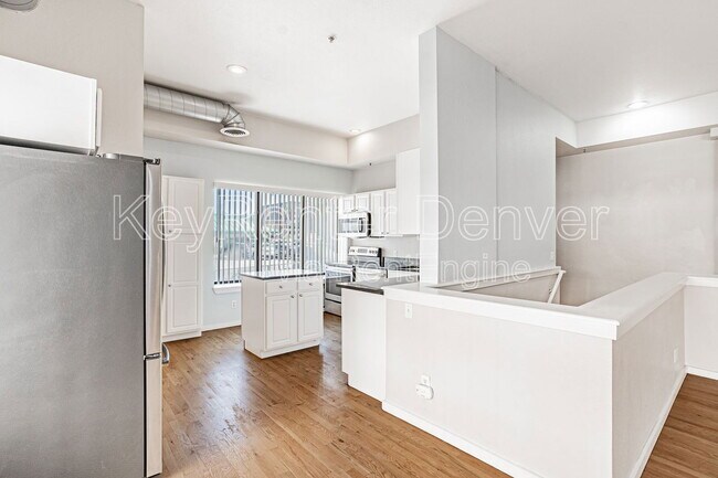 Foto del edificio - 70 W 6th Ave