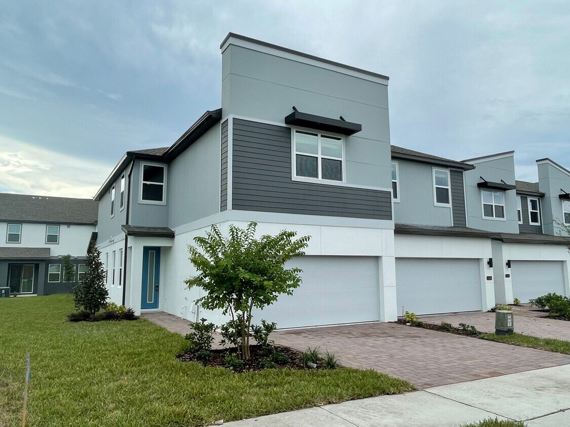 Foto principal - 3 Bedroom, 2 Bath Townhome in Enclave at H...