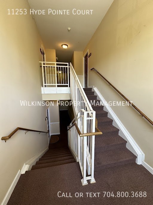 Building Photo - 2BD/2BTH Top Floor Condo in Hyde Park