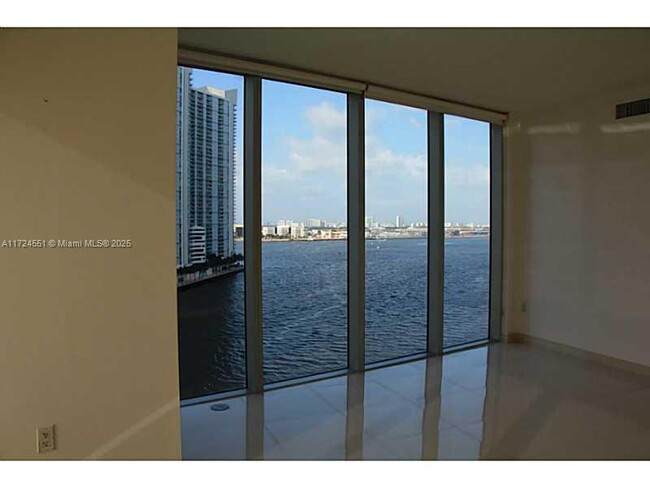 Foto del edificio - 465 Brickell Ave