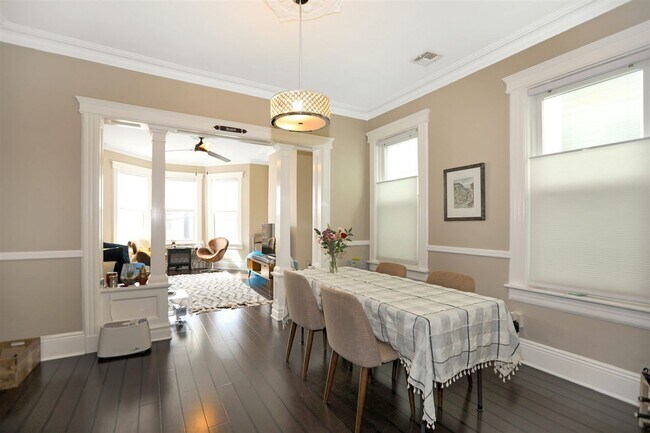 Building Photo - 122 Oak St