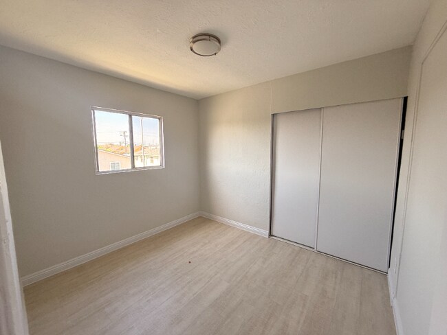Building Photo - 1156 W 39th St