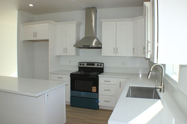 Building Photo - Brand New -4BD + 2BTH Solar-Powered Home