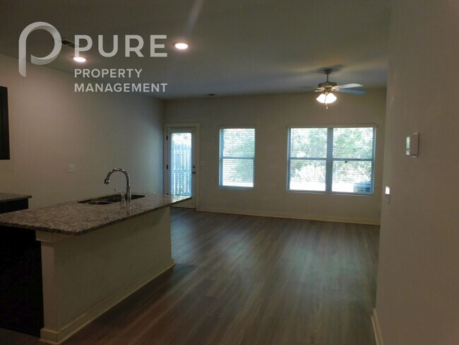 Foto del edificio - 672 The Heights Ln