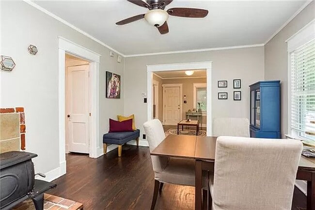 Building Photo - Charming West Plaza Bungalow