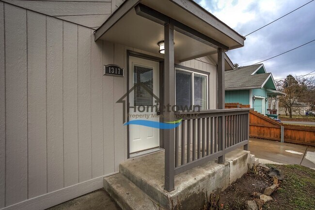 Foto del edificio - 3 Bed 1 Bath Coeur D'Alene Home with Single Car Garage!