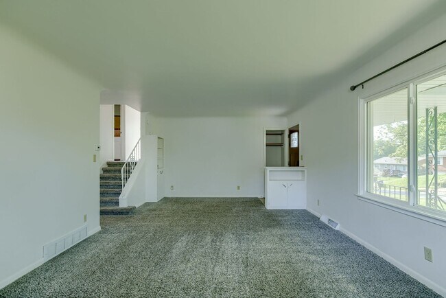 Building Photo - Charming Multi-Level Home with Flexible Li...