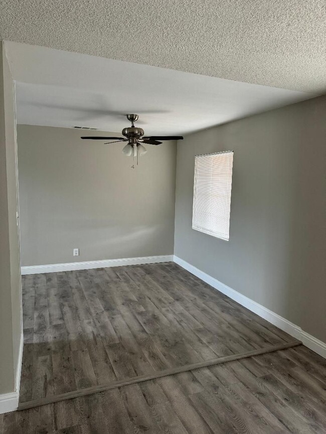 Building Photo - Cute Little Home For You