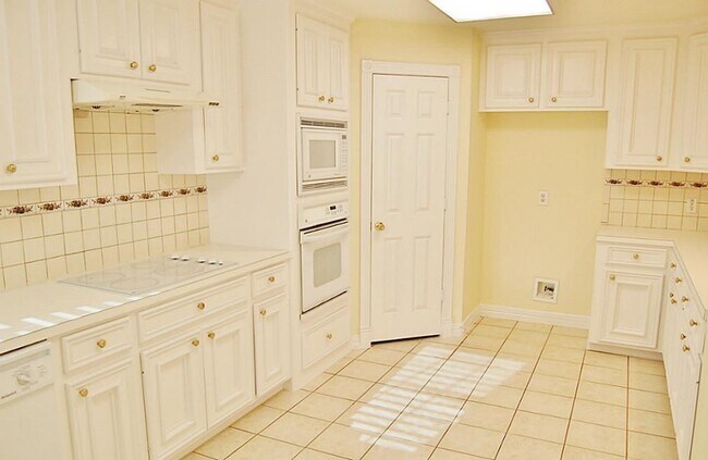 Building Photo - 19823 Excalibur Ct