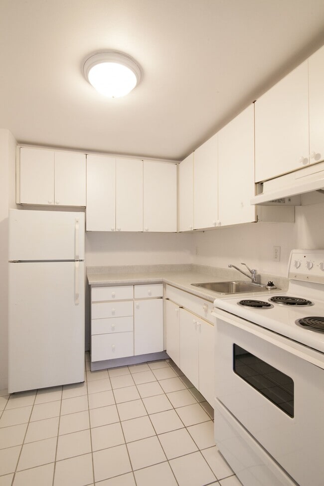Building Photo - 4555 Av. Bonavista