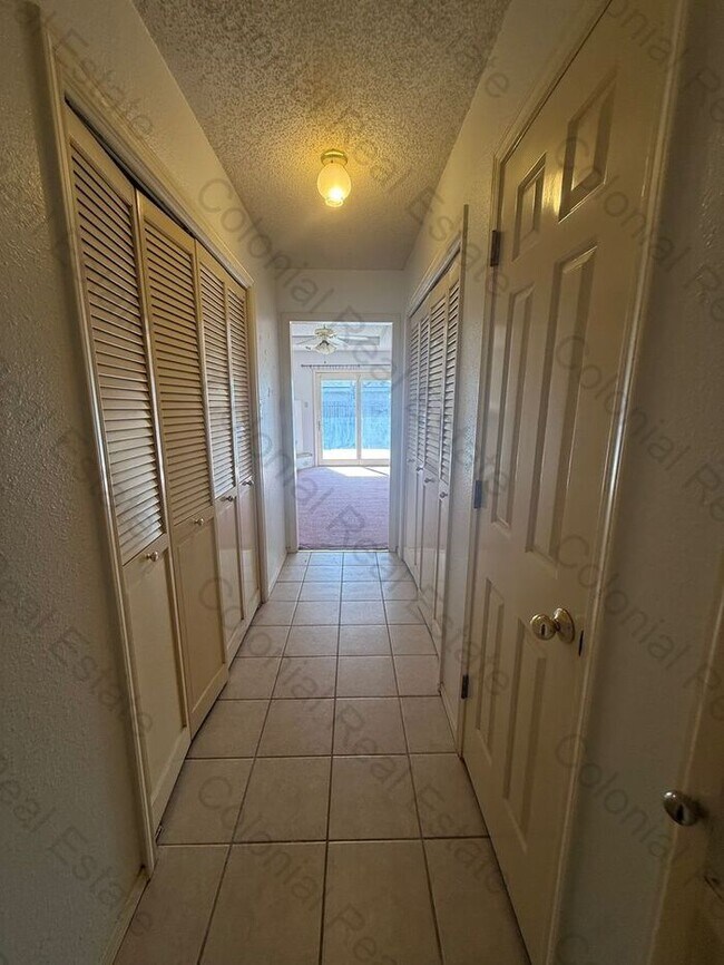 Building Photo - Spacious 2 bedroom 2 bathroom apartment, equipped with central heat and air, appliances, washer/d...