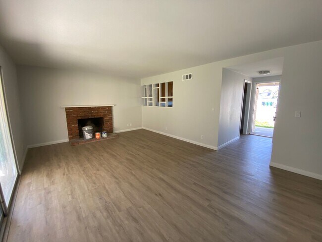 Building Photo - Remodeled Home in Orcutt with Bonus Room a...