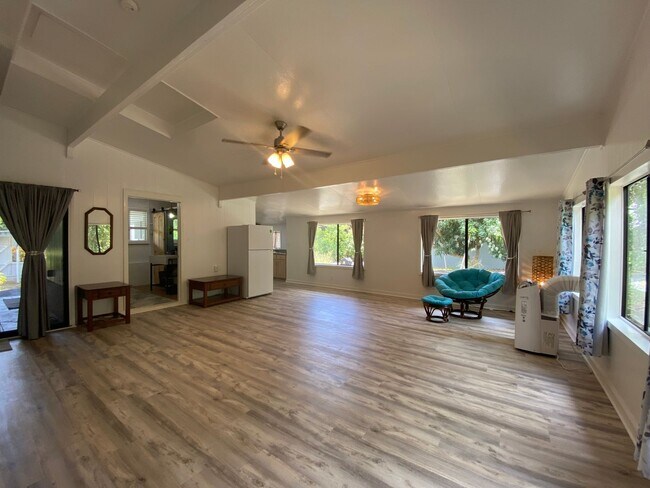 Foto del edificio - Remodeled Large Studio walking distance to town