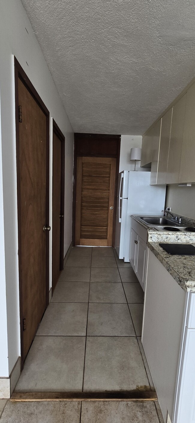 Building Photo - 1710 Makiki St