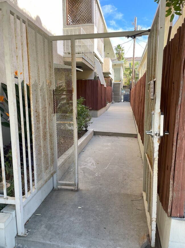 Building Photo - 3820 Mentone Ave