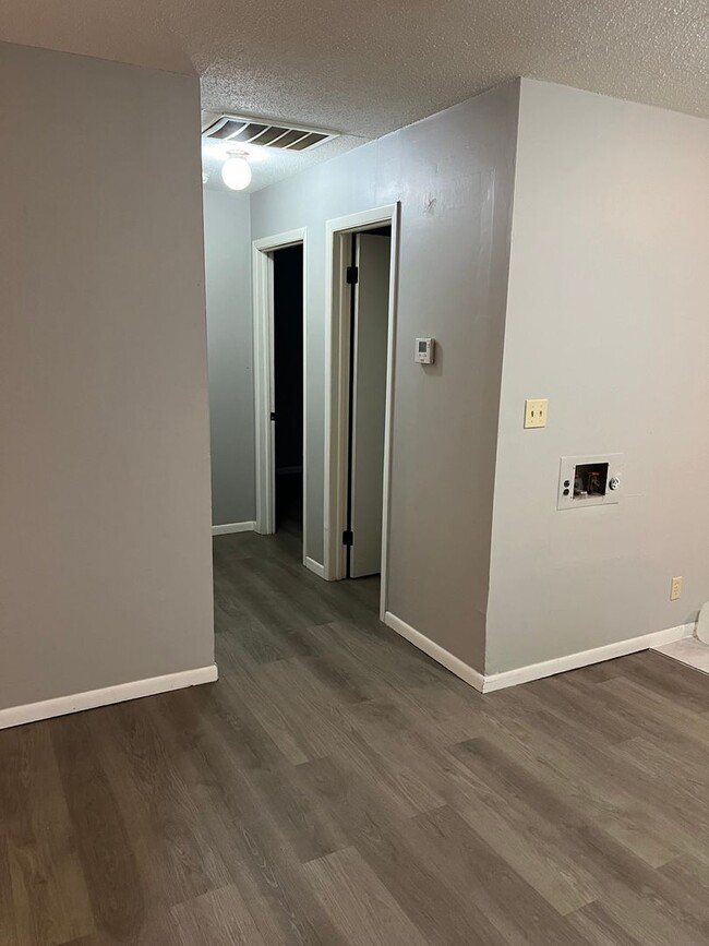 Building Photo - **Fall Move In Special**Updated 2 bedroom,...