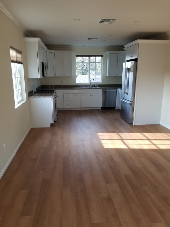 Living room - 1323 N Ontario St