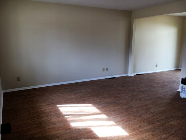 Foto del edificio - **3-BEDROOM/2-BATH RANCH W/ 2-CAR GARAGE!**