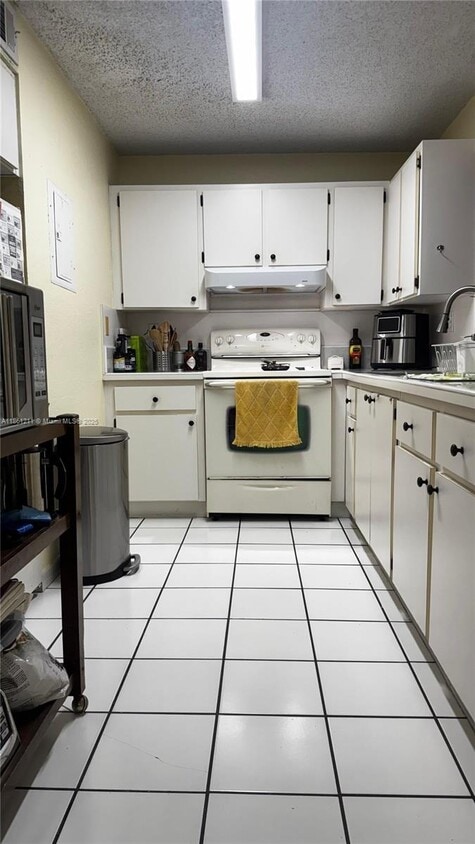 Primary Photo - 2735 W 52nd St