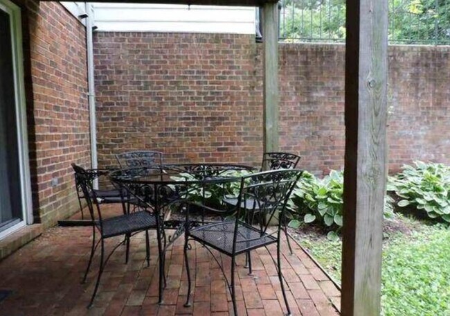 Foto del edificio - 956 Huntwood Ln