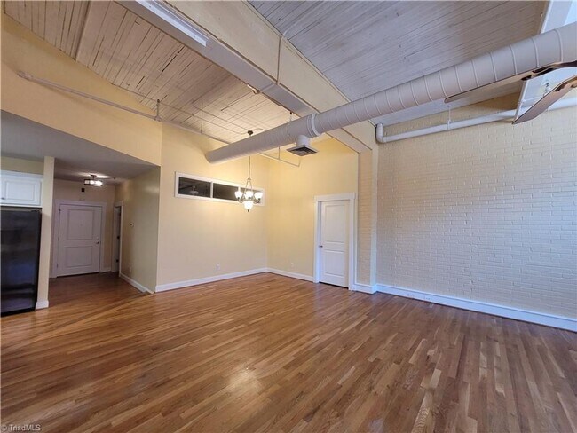 Building Photo - Great Condo in Downtown Mount Airy