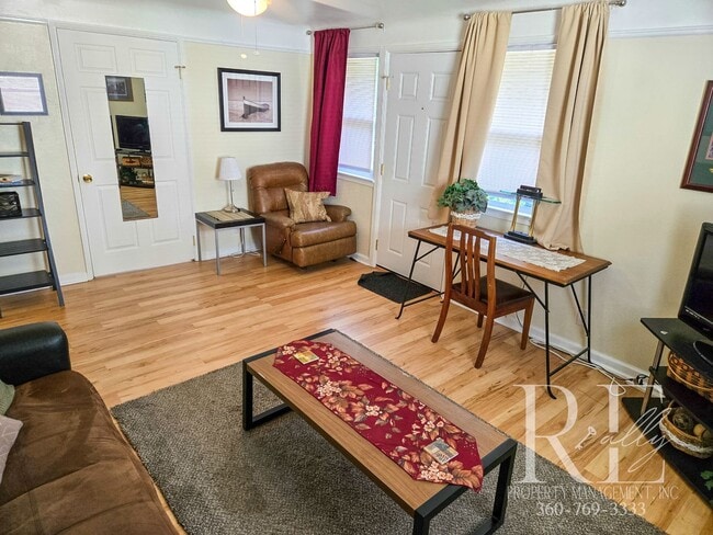 Building Photo - Furnished Cozy 1-Bd Near PSNS