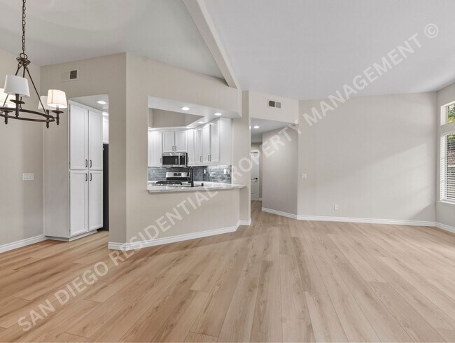 Foto del edificio - Beautifully Remodeled and Bright in the Perfect Rancho Bernardo Location