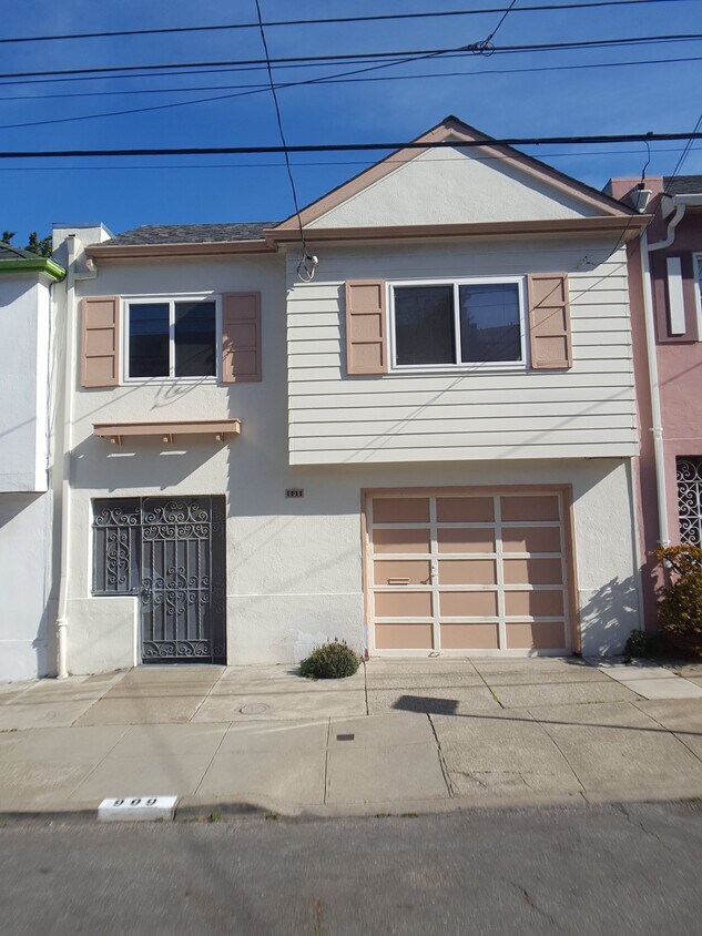 Primary Photo - 909 Rolph St