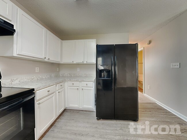 Foto del edificio - 7052 Ravenwood Ln