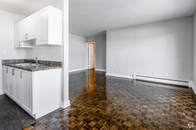 Interior Photo - 16 Champlain Avenue