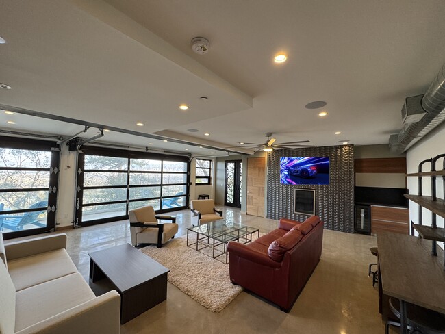 GARAGE DOOR INDOOR/OUTDOOR URBAN VIBE - 3216 Wrightwood Dr