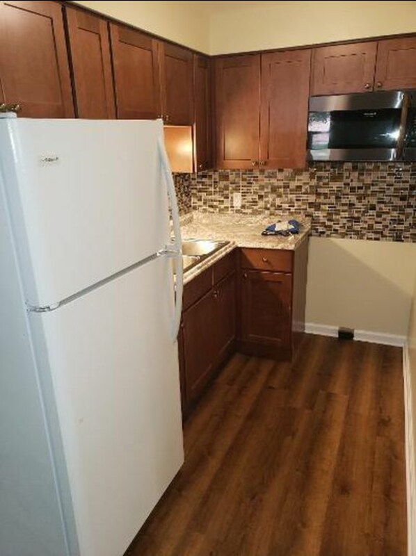Primary Photo - 33 Mead St