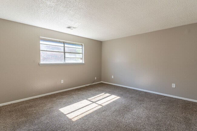 Foto del edificio - Spacious 5-Bedroom Home with Fresh Updates...