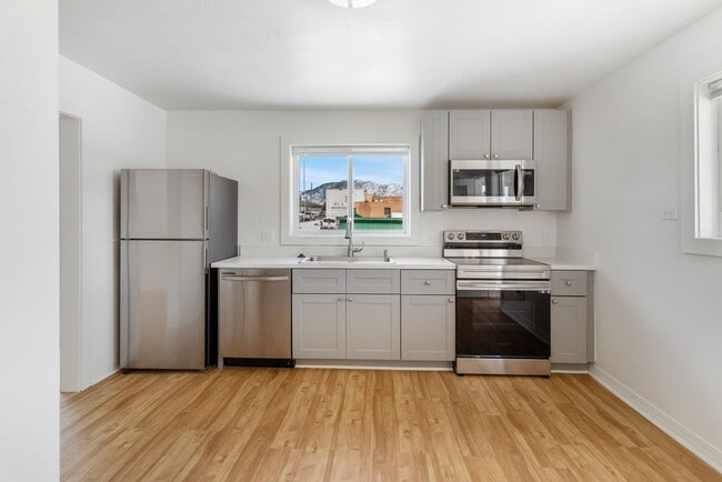 Building Photo - Updated 3bed/1bath Single Family Home